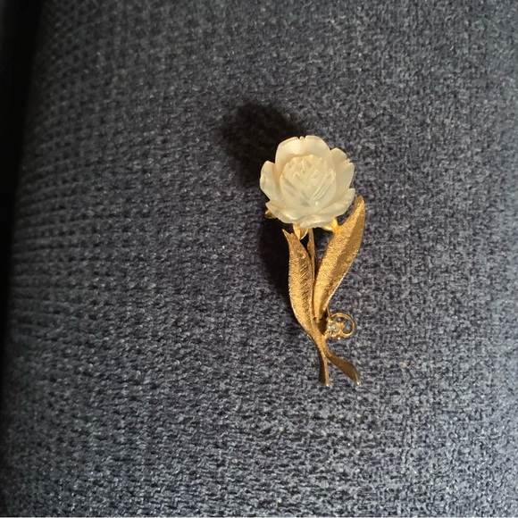 Be Mine! Mother of Pearl Rose Brooch ~Gold Tone ~Vintage ~Charming ~Whimsy - Picture 4 of 5